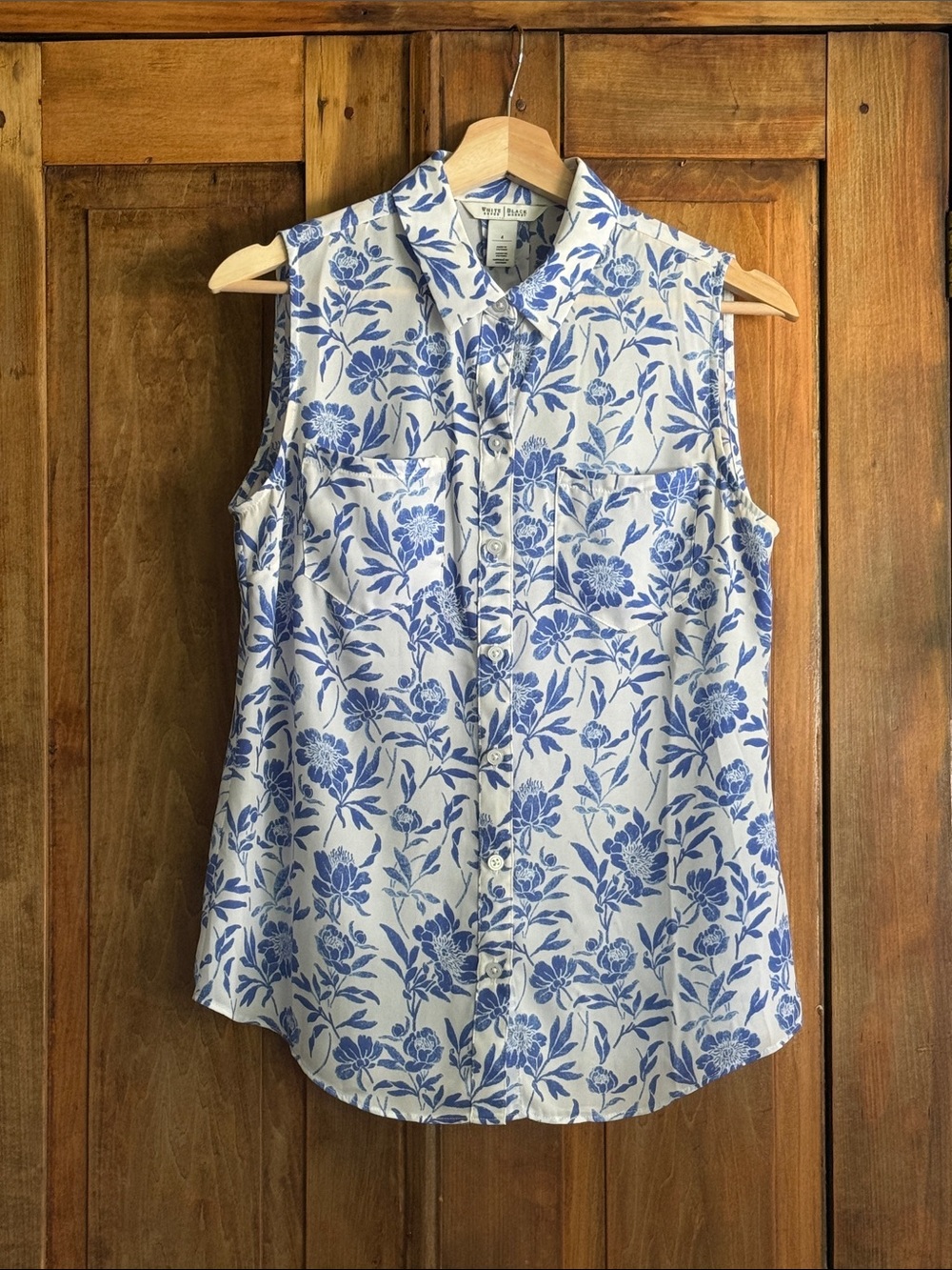 White House Black Market S Blue and White Floral Sleeveless Button-Down Casual